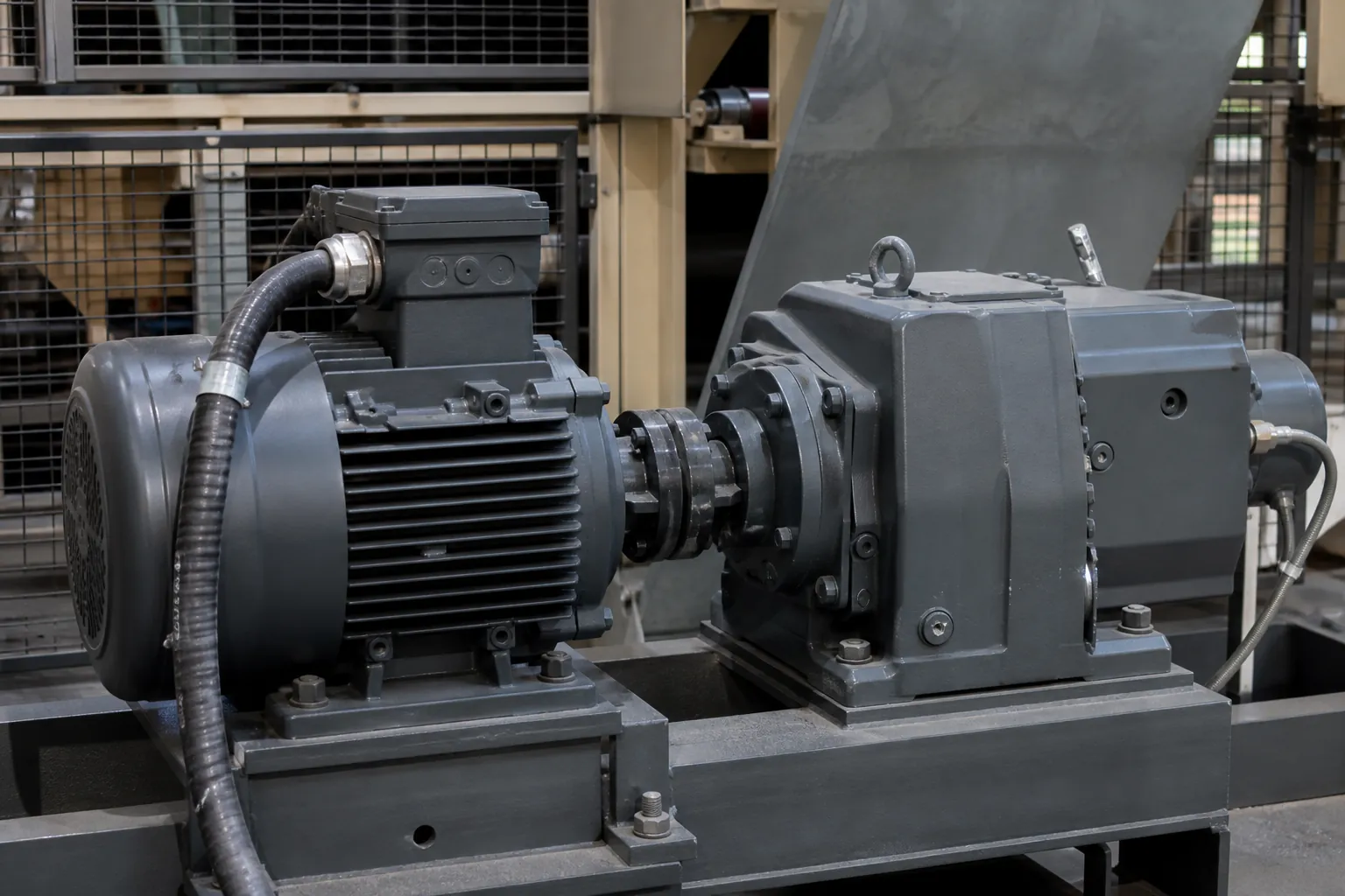 Industrieller Elektromotor mit Getriebeeinheit auf einem Stahlrahmen